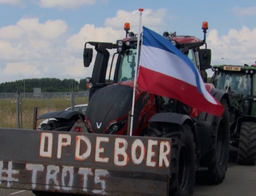 Boeren vormen met tractoren de tekst “Onze maat = vol!!!” in Zutphen