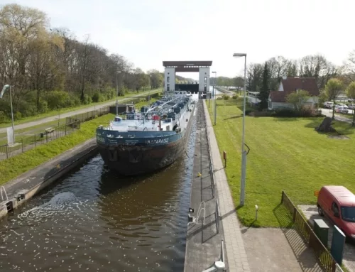 Rijkswaterstaat sluit Twentekanaal bij Eefde nabij Zutphen voor scheepvaart