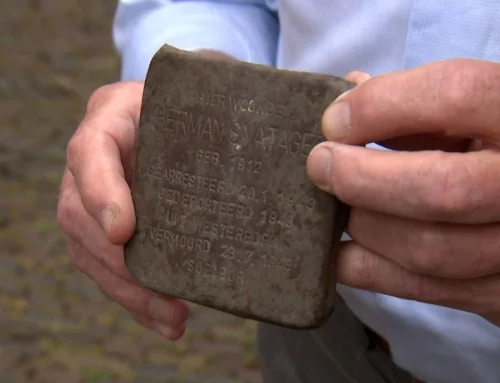 Gestolen Stolperstein na acht jaar teruggevonden langs N314 bij Baak